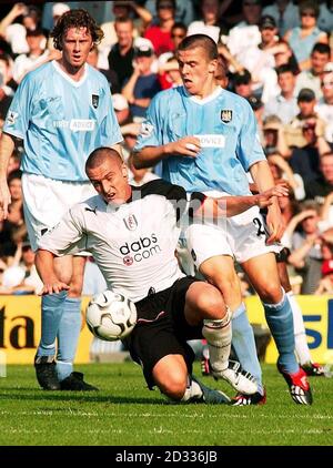 Lee Clark de Fulham (au centre) en action contre Joey Barton de Manchester City comme Steve McManaman (à gauche) de Manchester City regarde, pendant le match FA Barclaycard Premiership à Loftus Road, Londres. CETTE IMAGE NE PEUT ÊTRE UTILISÉE QUE DANS LE CONTEXTE D'UNE FONCTION ÉDITORIALE. AUCUNE UTILISATION DE SITE WEB/INTERNET À MOINS QUE LE SITE NE SOIT ENREGISTRÉ AUPRÈS DE L'ASSOCIATION DE FOOTBALL PREMIER LEAGUE. Banque D'Images