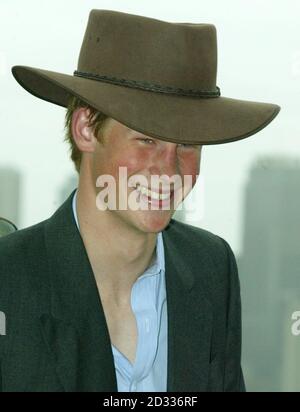 Le prince Harry porte un chapeau Akubara lors d'une séance photo au zoo de Taronga à Sydney, en Australie, pour marquer le début de son année de l'écart. Le plus jeune fils du Prince de Galles va passer du temps dans l'outback en apprenant sur l'agriculture et l'agriculture dans divers élevages où il va rassembler des bovins et des moutons à cheval et travailler comme un jackeroo. Banque D'Images