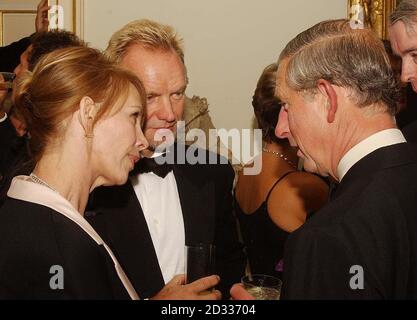 Le Prince de Galles parle à la pop star Sting et à sa femme Trudie Styler lors d'une réception à Clarence House, sa résidence officielle de Londres, où le célèbre chef Jamie Oliver et sa jeune équipe du restaurant quinze ont préparé un festin biologique pour le prince et les invités VIP. Le prince accueillait le repas pour marquer les progrès de l'alimentation biologique et de l'agriculture au cours des dix dernières années. Le Prince est un passionné de l'agriculture biologique et sa propre gamme de produits duché Originals est l'une des principales marques d'aliments biologiques au Royaume-Uni. Banque D'Images