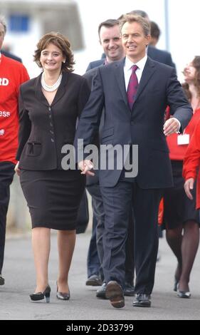 Le Premier ministre Tony Blair arrive avec son épouse, Cherie, pour prononcer son discours d’ouverture devant les délégués du Centre international de Bournemouth, où la conférence du Parti travailliste en est à sa troisième journée. Banque D'Images