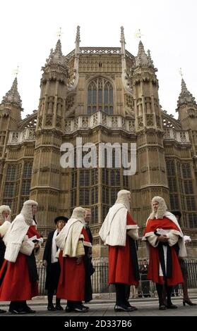 Les juges ont fait la queue pour entrer dans le service annuel des juges au Westminster Palace, dans le centre de Londres. Des siècles de tradition ont été rompus aujourd'hui par le nouveau Lord Chancellor alors qu'il a mittelé les robes élaborées normalement portées pour deux cérémonies historiques. Lord Falconer de Thoroton a donné une robe de deuil ordinaire pour le service annuel des juges, abandonnant la splendide robe judiciaire noire et dorée brodée de ses prédécesseurs. Banque D'Images