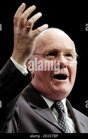 Le secrétaire d'État à la Santé, John Reid, prononce son discours d'ouverture à la Conférence du Parti travailliste à Bournemouth. 27/11/2003 les projets du gouvernement d'adopter les méthodes de soins de santé américaines ont été stimulés aujourd'hui, vendredi 28 novembre 2003, avec des recherches montrant qu'ils conduisent à des séjours de moins en moins courts à l'hôpital. Une étude publiée dans le British Medical Journal a déclaré que les organismes de santé aux États-Unis avaient des taux d'admission significativement réduits et avaient des séjours à l'hôpital plus courts que le NHS. C'est après que le secrétaire à la Santé John Reid a annoncé que huit fiducies de soins primaires en Angleterre exécutaient pi Banque D'Images