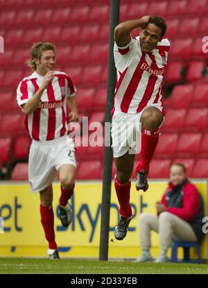 Wayne Thomas (à droite) de Stoke City célèbre ses scores contre la forêt de Nottingham, lors de son match national de la division 1 au stade Britannia, Stoke. CETTE IMAGE NE PEUT ÊTRE UTILISÉE QUE DANS LE CONTEXTE D'UNE FONCTION ÉDITORIALE. PAS D'UTILISATION DU SITE WEB DU CLUB OFFICIEUX. Banque D'Images