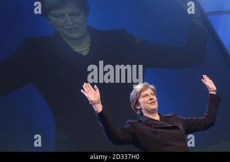 La présidente du Parti conservateur, Theresa May, accepte les applaudissements après son discours d'ouverture à la conférence annuelle du parti à Blackpool. Mme May a exhorté aujourd'hui les partisans conservateurs à se détourner de la politique « yah-boo » du passé et à s'unir pour créer un parti du XXIe siècle capable de gagner le pouvoir. Dans un discours de ralliement le jour de l'ouverture de la conférence, elle a averti qu'il n'y avait pas de "parti naturel du gouvernement". Banque D'Images