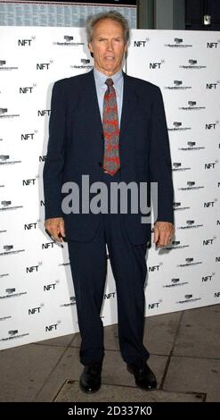 Clint Eastwood arrive au National film Theatre dans le centre de Londres pour l'entrevue du Guardian. Il sera interviewé par Michael Parkinson sur son nouveau film, Mystic River, qui se passe au théâtre. Banque D'Images