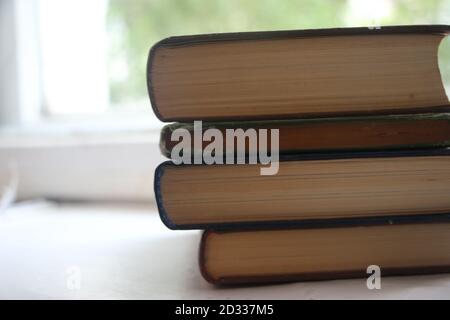 Pile de vieux livres de couverture rigide sur une surface en bois. Concept d'éducation à la connaissance Banque D'Images