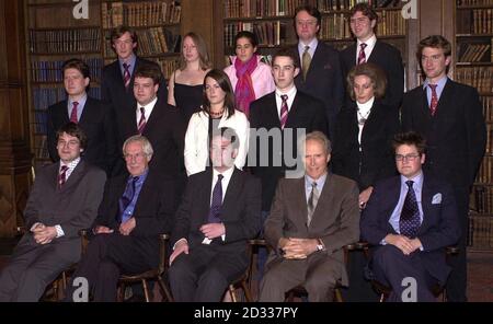 Clint Eastwood, légende d'Hollywood, à l'Oxford Union avant de s'y prononcer pour la première fois. L'étoile Dirty Harry était interviewé par le critique de film de télévision Barry Norman à l'université historique discutant de la société. Eastwood, 73 ans, parlait de sa carrière de six ans en tant qu'acteur et réalisateur et de son prochain film Mystic River. Marcus Walker, le président de l'Union d'Oxford, a déclaré hier que les 470 billets pour l'événement réservé aux membres étaient complets en quelques minutes. Banque D'Images