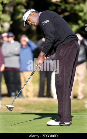 Vijay Singh, de Fidji, se joue sur le 3ème green, lors du deuxième tour du championnat du monde de jeu de match de HSBC au club de golf Wentworth, Virginia Water. Banque D'Images