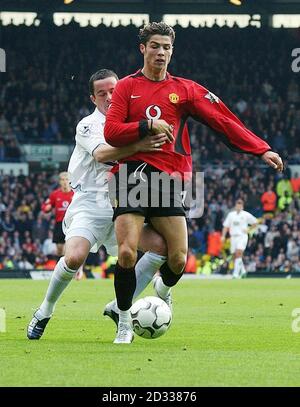 Cristiano Ronaldo de Manchester United (avant) coupe Gary Kelly de Leeds United du ballon lors de leur match Barclaycard Premiership à Elland Road, Leeds. Manchester United a gagné 1-0. CETTE IMAGE NE PEUT ÊTRE UTILISÉE QUE DANS LE CONTEXTE D'UNE FONCTION ÉDITORIALE. AUCUNE UTILISATION DE SITE WEB/INTERNET À MOINS QUE LE SITE NE SOIT ENREGISTRÉ AUPRÈS DE L'ASSOCIATION DE FOOTBALL PREMIER LEAGUE. Banque D'Images