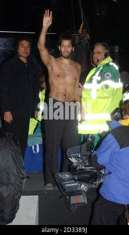 L'illusionniste américain David Blaine (au centre) se fait monter à la foule après avoir émergé de sa boîte de Perspex à South Bank près de Tower Bridge, Londres, 44 jours après le début de son retard de famine. Le jour de l'art de l'auto-portrait-styled moderne Houdini a dit à la foule « Je vous aime tous pour toujours » après qu'il a été abaissé au sol par la grue qui l'a maintenu au-dessus de la Tamise près de Tower Bridge à Londres, depuis septembre 5. Blaine a été immédiatement suivi par des ambulanciers paramédicaux qui l'ont placé dans une civière avant d'être emmené dans une ambulance d'attente pour être conduit à un hôpital privé. Banque D'Images