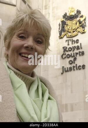 L'actrice Dame Diana Rigg se tient devant la High court dans le centre de Londres, où elle a accepté 30,000 dommages de diffamation sur des articles de journaux qu'elle a décrits comme une femme aigris qui a tenu les hommes britanniques en mauvaise estime. Dame Diana, 65 ans, était à la haute Cour de Londres pour entendre le règlement de son action en diffamation contre Associated Newspapers.son avocat, Tom Amlot, a déclaré à M. le juge Gray que des articles ont paru à son sujet en septembre 2002, dans le Daily Mail, et le mois suivant, dans le Daily Mail et le Evening Standard. DIANA RIGG DIANA RIGG Banque D'Images