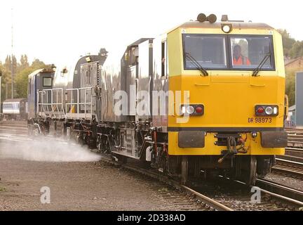 Un monospace (véhicule polyvalent) un d'une flotte de 32 qui sera utilisé par le réseau ferroviaire, pour souffler des feuilles d'automne avec des jets d'eau haute pression des voies de chemin de fer , essayant d'arrêter les retards de train dus à des feuilles sur la ligne. Le train au dépôt de Wimbledon n'est qu'une des nombreuses façons de résoudre les perturbations annuelles du réseau ferroviaire. *14/05/04: Le gouvernement doit surmonter des "défis sérieux" dans la structure de la société de remplacement de rail réseau ferroviaire (NR) si les chemins de fer doivent être fiables et abordables, a déclaré un régulateur de dépenses Whitehall. La façon dont le NR est exécuté est « complexe », Banque D'Images