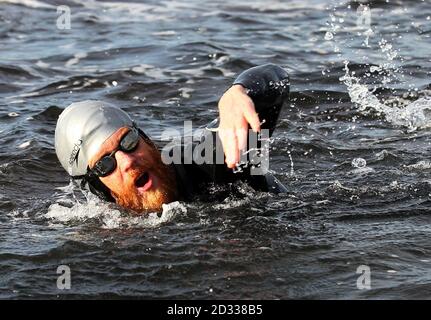 Sean Conway, nageur de charité, 32 ans, arrivant à John O'Groats, dans le nord de l'Écosse, après avoir été la première personne à nager de Lands End à John O'Groats. Banque D'Images