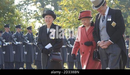 La Reine a assisté à la redédicace du Mémorial de la Force aérienne à Runnymede, un rappel de la tâche qu'elle a accomplie il y a 50 ans à ce jour.Selon ses paroles, elle revient gracieusement à rendre hommage aux cinquante ans du mémorial de Runnymede comme lieu de commémoration et de souvenir. Banque D'Images