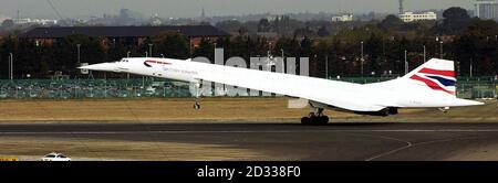 Un Concorde de British Airways part de l'aéroport de Heathrow à Londres pour Edimbourg. Le Concorde effectuera aujourd'hui son dernier vol passager au départ de New York. Banque D'Images