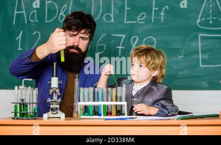 J'aime étudier à l'école. Enseignant et élève en laboratoire chimique. Étudier la chimie et la biologie. Étudier est intéressant. Invention chimique. Étudier dans l'activité éducative par l'expérience. Banque D'Images