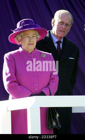 La reine Elizabeth II accompagnée du duc d'Édimbourg avant le dévoilement d'une statue équestre en bronze représentant sa Majesté à cheval au point culminant de la promenade de la reine Anne, le Grand parc de Windsor. La statue a été faite par le sculpteur Philip Jackson, et commandée par le domaine de la Couronne en l'honneur du Jubilé d'or de sa Majesté. Banque D'Images