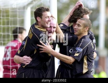 John Hartson (deuxième à gauche) du Celtic célèbre avec ses coéquipiers Chris Sutton (à gauche) et Henrik Larsson après avoir obtenu son score contre Kilmarnock lors de son match de la Bank of Scotland Scottish Premiership au stade de Rugby Park de Kilmarnock. Banque D'Images