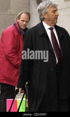 David Westgate portant une veste rouge est photographié derrière l'avocat d'Ian Huntley, Stephen Coward QC, à son arrivée au Old Bailey, Londres. Westgate interdit de contacter les familles des écoliers assassinés Holly Wells et Jessica Chapman a été arrêtée à l'extérieur de Old Bailey alors qu'ils étaient assis à l'intérieur du palais de justice aujourd'hui, pour avoir enfreint un ordre de comportement anti-social qui l'interdit de contacter les familles des filles par téléphone, lettre ou tout autre moyen. 10/11/03: David Westgate photographié à l'extérieur du Old Bailey. Westgate qui est interdit de contacter la famille des jeunes filles de Soham assassinées Holly Wells Banque D'Images