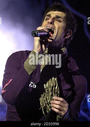 Le chanteur principal Perry Farrell de Jane's addiction joue en direct sur scène pour MTV dans les jardins de Prince's St Gardens à Édimbourg dans le cadre des MTV Europe Music Awards. Banque D'Images