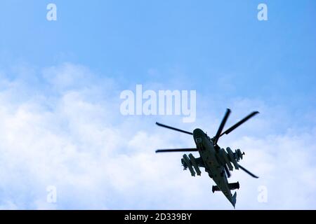 L'hélicoptère d'attaque militaire russe K-52 Alligator vole contre le ciel bleu et nuages Banque D'Images