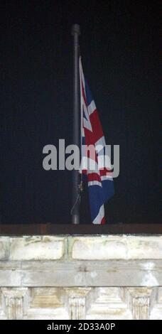 Le drapeau de l'Union survole la scène au complexe du consulat général britannique à Istanbul, en Turquie. Le secrétaire aux Affaires étrangères Jack Straw a condamné les terroristes qui ont tué au moins trois Britanniques dans une explosion au consulat britannique d'Istanbul comme des « fanatiques remplis de haine ». M. Straw avait l'air d'être à la surface du cendo lorsqu'il s'est mis à contourner les décombres. Banque D'Images