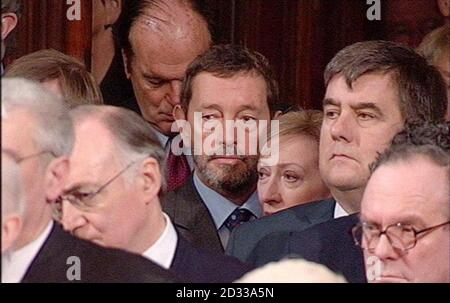 Le secrétaire d'État David Blunkett et la secrétaire d'État à l'Environnement, à l'alimentation et aux Affaires rurales, Margaret Beckett, qui fait le discours de la reine devant les députés de la Chambre de Seigneur et de la Chambre des communes lors de l'ouverture d'État du Parlement à Londres, sont les représentants de la reine Elizabeth II. Assise sur le trône à la Chambre des Lords, elle a officiellement annoncé le programme législatif du gouvernement britannique pour la nouvelle session parlementaire. Banque D'Images