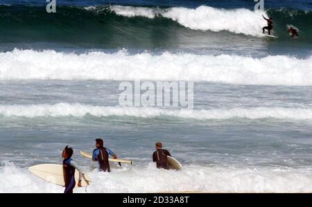 Surfeurs en action sur Bondi Beach, Sydney. 28/07/04: Un collège universitaire pillé par un chef d'enseignant pour avoir offert un degré de "souris de clavier" dans le surf frappé en disant que le cours aiderait la Grande-Bretagne à s'emparer d'une tranche d'une industrie mondiale de plusieurs milliards de livres. Le professeur Ken Reid, directeur adjoint du Swansea Institute of Higher Education, a déclaré qu'il y avait eu 12 demandes pour chaque place sur le nouveau BA en Surf and Beach Management qui a été introduit cette année. Banque D'Images