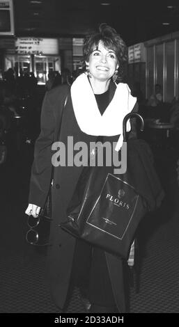 L'actrice Linda Gray, qui joue Sue Ellen Ewing, épouse du magnat du pétrole J.R Ewing à Dallas, à l'aéroport d'Heathrow. Banque D'Images