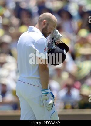 Matt Prior, d'Angleterre, réagit après avoir été pris sur 8 courses pendant le troisième jour du troisième test au WACA Ground, à Perth, en Australie. Banque D'Images