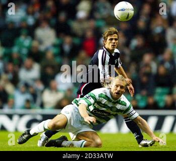 Johan Mjallby du Celtic (en bas) en action contre Nacho Novo de Dundee lors du match de la Premier League de la Banque d'Écosse au Celtic Park, Glasgow, décembre 13, . Banque D'Images