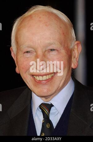 John Surtees, ancien champion du monde de course, arrive à la 50e remise des prix de personnalité sportive de l'année au BBC Center, à Londres. Banque D'Images