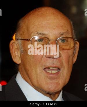 Stirling Moss, ancien pilote de course champion du monde, arrive pour la 50e remise des prix de personnalité sportive de l'année au BBC Center, à Londres. Banque D'Images