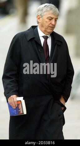 L'avocat de la défense de Ian Huntley, Stephen Coward, au Québec, arrive au Old Bailey, à Londres. Le jury du procès pour meurtre de Soham a commencé une troisième journée de délibérations ce matin, le 29 jour de l'affaire Old Bailey. Ian Huntley, 29 ans, ancien gardien de Soham Village College, nie le meurtre de Holly Wells et de Jessica Chapman le dimanche 4 août de l'année dernière, mais a admis une seule accusation de conspiration pour pervertir le cours de la justice. Banque D'Images