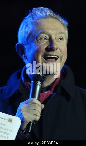 X Factor Judge Louis Walsh se joint à Carol Singers de toute l'Irlande se réunissent à Croke Park, Dublin, pour le concert Stars Choirs et Carols dans une tentative de briser le record mondial pour les chanteurs de chant ensemble de la plupart de chants de chants, en aide de la Fondation Clionas et les organismes caritatifs Sanctuary. Banque D'Images