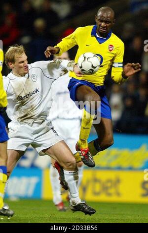 Bolton Wandererss' Per Frandsen (à gauche) défie Patrick Vieira d'Arsenal pour le ballon lors de leur match de Barclaycard Premiership au Reebok Stadium, Bolton. Bolton a dessiné 1-1 avec Arsenal. Banque D'Images