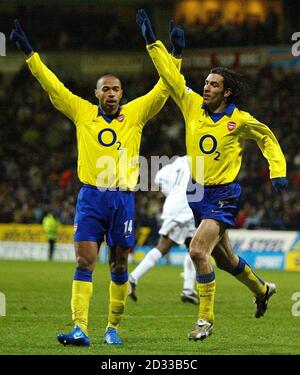 Robert pires d'Arsenal (à droite) célèbre son but contre Bolton Wanderers avec Thierry Henry, coéquipier, lors de son match Barclaycard Premiership au Reebok Stadium, Bolton. Bolton a dessiné 1-1 avec Arsenal. CETTE IMAGE NE PEUT ÊTRE UTILISÉE QUE DANS LE CONTEXTE D'UNE FONCTION ÉDITORIALE. AUCUNE UTILISATION DE SITE WEB/INTERNET À MOINS QUE LE SITE NE SOIT ENREGISTRÉ AUPRÈS DE L'ASSOCIATION DE FOOTBALL PREMIER LEAGUE. Banque D'Images