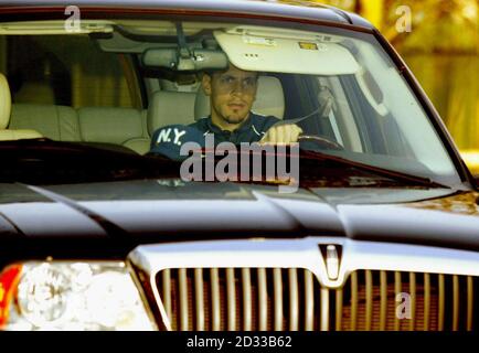 Le Rio Ferdinand de Manchester United arrive pour l'entraînement au complexe Carrington de Manchester United. CETTE IMAGE NE PEUT ÊTRE UTILISÉE QUE DANS LE CONTEXTE D'UNE FONCTION ÉDITORIALE. AUCUNE UTILISATION DE SITE WEB/INTERNET À MOINS QUE LE SITE NE SOIT ENREGISTRÉ AUPRÈS DE L'ASSOCIATION DE FOOTBALL PREMIER LEAGUE. Banque D'Images