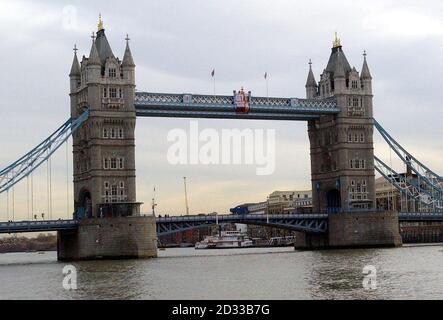 Les manifestants habillés comme le Père Noël se tiennent sur le portique au-dessus du Tower Bridge, Londres. Les manifestants sont issus du groupe de campagne Fathers4Justice et font campagne contre la ministre des enfants Margaret Hodge pour avoir plus d'accès à leurs enfants suite à la séparation de leurs familles. Le groupe de protestation, formé il y a un an, estime que le gouvernement et la ministre de l'enfance Margaret Hodge n'ont pas réussi à réformer un système de droit de la famille défectueux. Banque D'Images