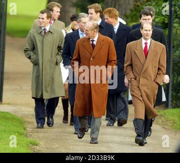 Le duc d'Édimbourg (devant à gauche) et le comte de Wessex (devant à droite) dirigent des membres de la famille royale vers l'église Sainte-Marie-Madeleine sur le domaine royal de Sandringham, Norfolk, pour le service du jour de Noël. La Reine a fait sa première apparition publique aujourd'hui depuis qu'elle a subi une chirurgie sur son genou et son visage. Elle est arrivée pour le service en voiture avec la comtesse de Wessex. Banque D'Images