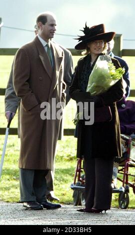 Le comte et la comtesse de Wessex à l'église St Mary Magdalene sur le domaine Sandringham à Norfolk, après avoir assisté à un service du dimanche. Banque D'Images