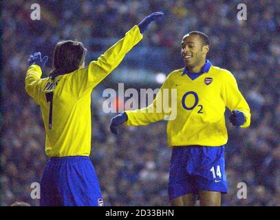 Thierry Henry (à droite) d'Arsenal célèbre avec Robert pires après que pires ait marqué son troisième but face à Leeds United, lors du match de troisième tour de la coupe FA à Elland Road, Leeds. CETTE IMAGE NE PEUT ÊTRE UTILISÉE QUE DANS LE CONTEXTE D'UNE FONCTION ÉDITORIALE. AUCUNE UTILISATION DE SITE WEB/INTERNET À MOINS QUE LE SITE NE SOIT ENREGISTRÉ AUPRÈS DE L'ASSOCIATION DE FOOTBALL PREMIER LEAGUE. Banque D'Images