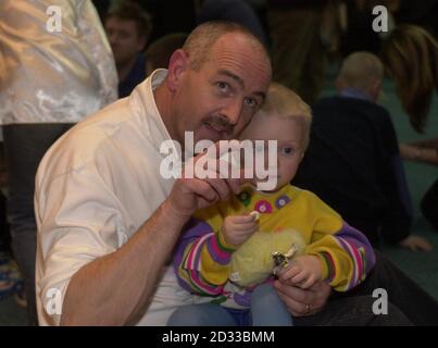 Nikita, l'un des enfants du refuge de rue Zuzino, à Moscou, reçoit une visite de l'ouvrier de l'aide Brian Parkinson, de Liverpool, le réveillon de Noël russe, alors que l'opération Christmas Child distribue des cadeaux de boîte à chaussures et des trousses d'aide dans la capitale.Opération enfant de Noël apporte la joie et l'espoir aux enfants dans des situations désespérées autour du monde par le biais de boîtes à chaussures remplies de cadeau et la bonne Nouvelle de l'amour de Dieu.Ce programme de la Purse de Samaritan offre aux personnes de tous âges la possibilité de participer à un projet simple et pratique de missions tout en se concentrant sur la vraie signification de l'ICSC Banque D'Images