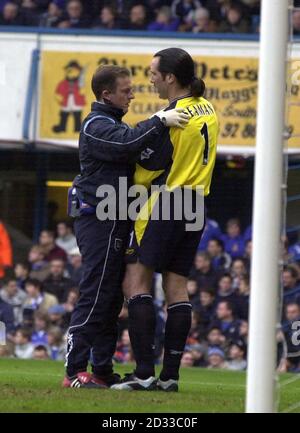 L'ancien gardien de but de l'Angleterre David Seaman est soigné après avoir été blessé par Ayegbeni Yakubu lors de leur match avec Portsmouth, samedi 10 janvier. Le gardien de but de Manchester City a annoncé sa retraite du match, suite à une blessure aux épaules soutenue pendant le match. Favori pour succéder Seaman à Maine Road est West Ham et l'Angleterre 'gardien David James CETTE IMAGE NE PEUT ÊTRE UTILISÉE QUE DANS LE CONTEXTE D'UN ÉLÉMENT ÉDITORIAL. AUCUNE UTILISATION DE SITE WEB/INTERNET À MOINS QUE LE SITE NE SOIT ENREGISTRÉ AUPRÈS DE L'ASSOCIATION DE FOOTBALL PREMIER LEAGUE. Banque D'Images