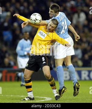 Tugay de Blackburn (à gauche) et Joey Barton de Manchester City, lors du match de First ership de FA Barclaycard au stade de la ville de Manchester. CETTE IMAGE NE PEUT ÊTRE UTILISÉE QUE DANS LE CONTEXTE D'UNE FONCTION ÉDITORIALE. AUCUNE UTILISATION DE SITE WEB/INTERNET À MOINS QUE LE SITE NE SOIT ENREGISTRÉ AUPRÈS DE L'ASSOCIATION DE FOOTBALL PREMIER LEAGUE. Banque D'Images