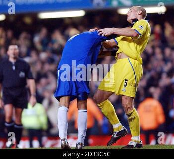 Adrian Mutu de Chelsea a participé à une bataille avec Darren Purse (à droite) de Birmingham City lors du match de First ership de FA Barclaycard au stade Stamford Bridge de Chelsea, à Londres dimanche. Chelsea a attiré 0-0 avec Birmingham City. CETTE IMAGE NE PEUT ÊTRE UTILISÉE QUE DANS LE CONTEXTE D'UNE FONCTION ÉDITORIALE. AUCUNE UTILISATION DE SITE WEB/INTERNET À MOINS QUE LE SITE NE SOIT ENREGISTRÉ AUPRÈS DE L'ASSOCIATION DE FOOTBALL PREMIER LEAGUE. Banque D'Images