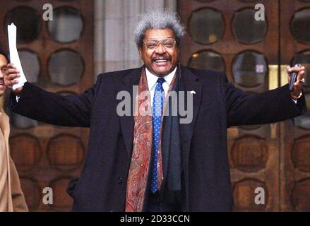 Le promoteur de boxe Don King arrive à la High court de Londres, pour combattre une tentative du champion de poids lourd Lennox Lewis de lancer son action de diffamation hors du terrain.Le juge de la haute Cour, M. le juge Eady, a refusé une requête de Lewis selon laquelle la Grande-Bretagne n'était pas le bon endroit pour entendre l'affaire et qu'elle devrait être entendue au domicile de King, les États-Unis. Banque D'Images