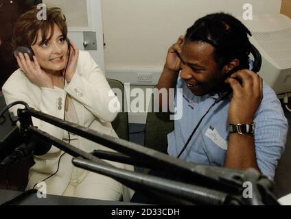 L'épouse du Premier ministre, Cherie Booth QC, écoute, avec Gavin - un détenu - l'une des premières émissions de radio Wanno à la prison de Wandsworth, à Londres. Il s'agit de la première station de radio à être diffusée d'une prison par des prisonniers pour des prisonniers et espère fournir aux détenus des compétences en production radio et des qualifications pour les aider à trouver un emploi dans la radio traditionnelle lors de leur libération. La station de conversation diffuse pendant une heure par jour à 999AM. Banque D'Images