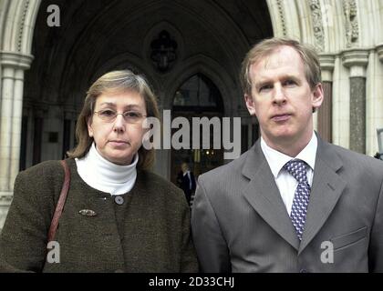 Susan Carpenter, de Norfolk, se tient, avec son mari Alan, devant la High court de Londres où elle a témoigné dans une action pour une indemnisation équitable intentée par plus de 2,000 familles qui accusent la profession médicale de prendre des organes « illégalement » de leurs enfants morts sans leur connaissance. Le fils de Mme Carpenter, Daniel, est né le 12 septembre 1985, mais est décédé à l'âge de 17 mois en février 1987 après une intervention chirurgicale pour éliminer une tumeur du cerveau : la famille a découvert la rétention d'organe lorsqu'elle a reçu une lettre en mars 2001. 26/03/04: Susan et Alan Carpenter, de Norfolk, ou Banque D'Images