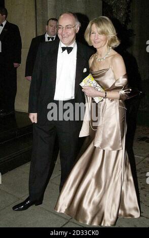 Le chef conservateur Michael Howard arrive avec sa femme Sandra au bal d'hiver du Parti conservateur à Londres. Banque D'Images